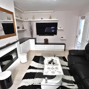 Immaculate 2-bed In By River Apartment Isleworth